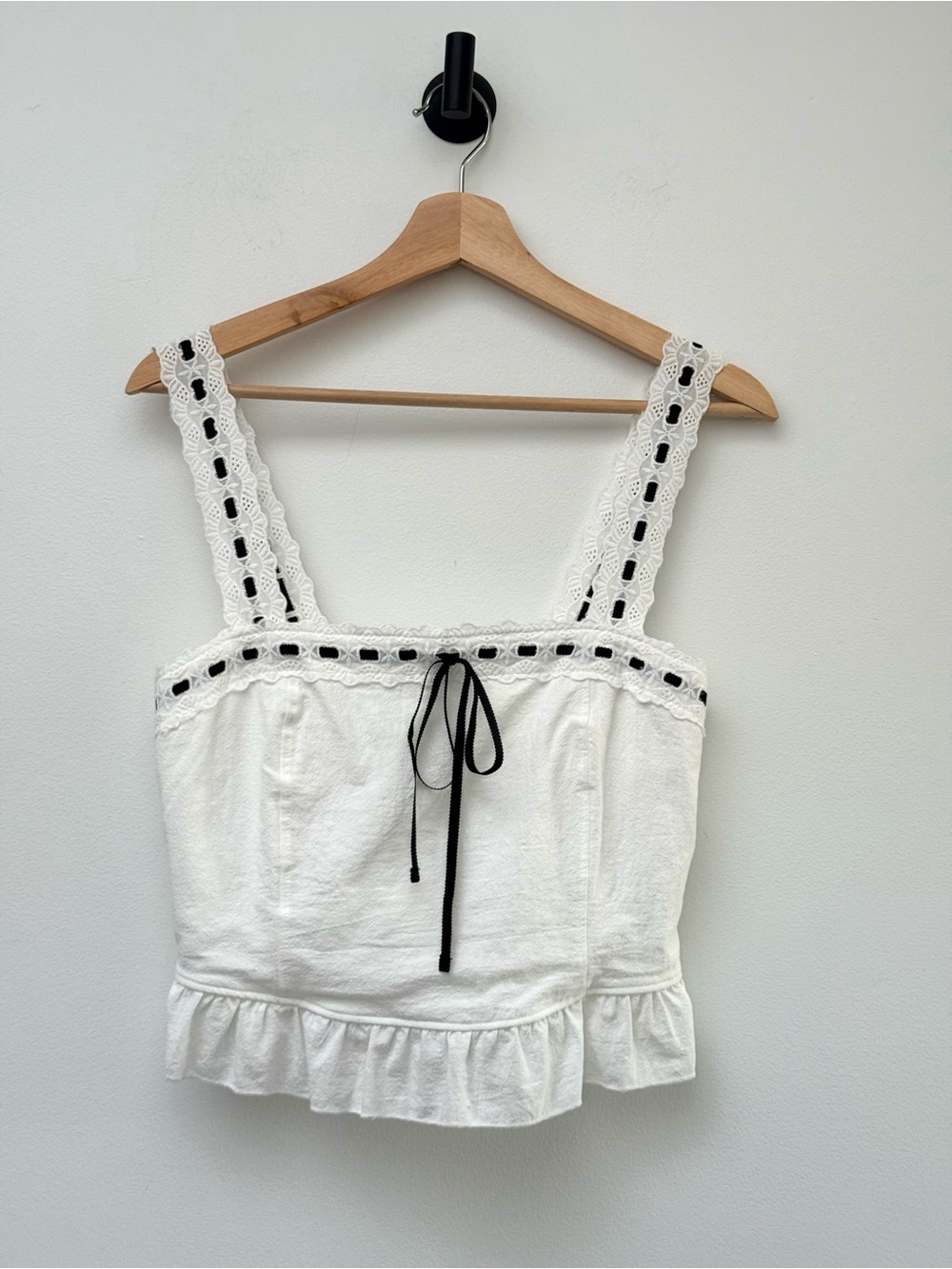 NWT KIRIOUS White Eyelet Lace Trim Black Ribbon Bow tie Ruffle Hem Tank Top L